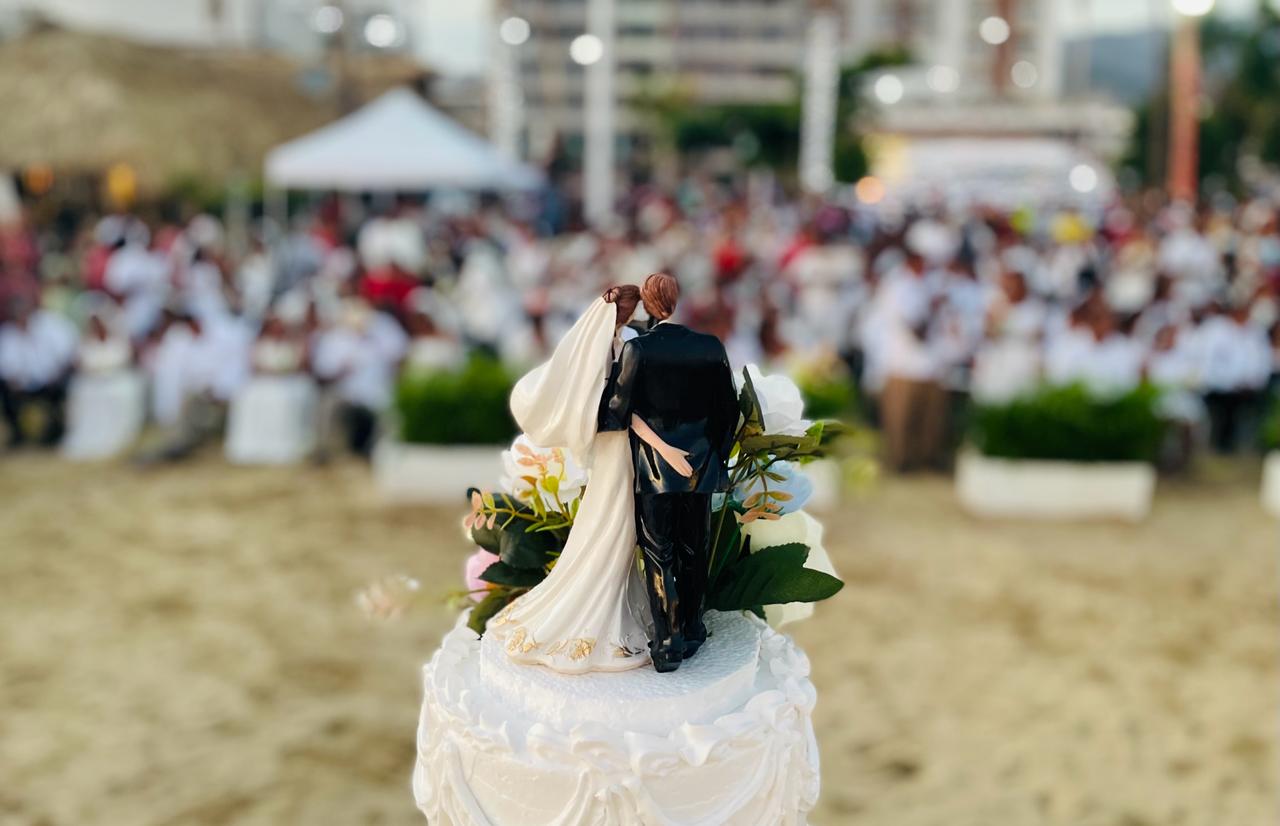 Se casan 170 parejas en bodas colectivas de Acapulco