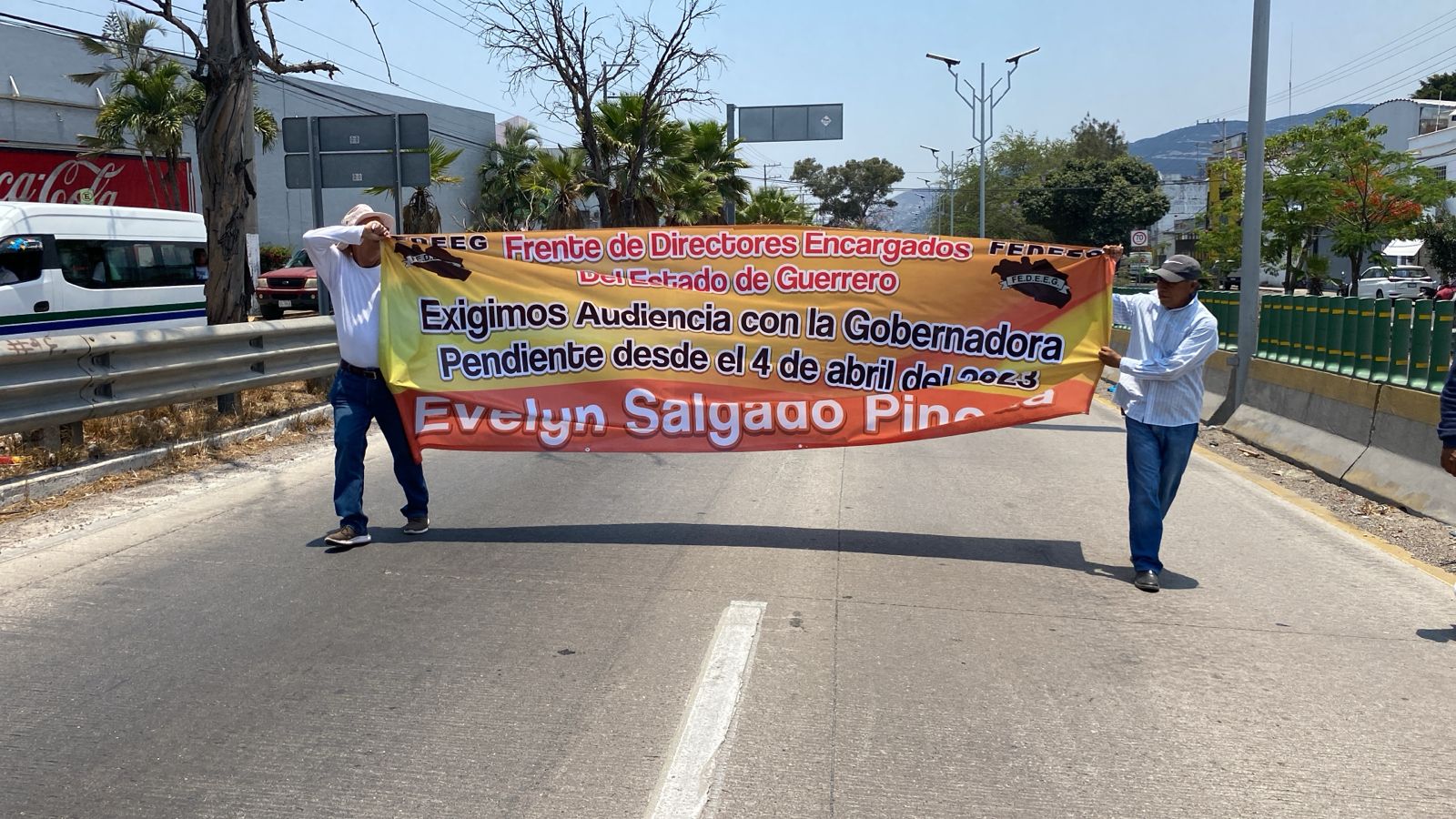 Frente de Directores marchan en el bulevar Vicente Guerrero; buscan audiencia con la gobernadora 
