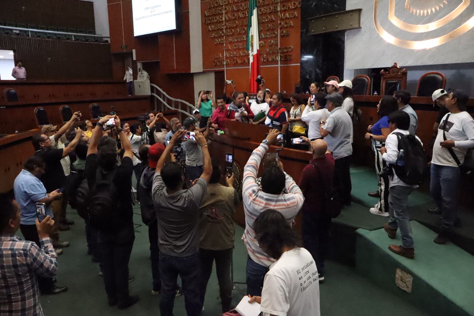 Periodistas de Chilpancingo toman tribuna del Congreso tras amenazas de diputado del PRI contra el fotorreportero Anwar Delgado