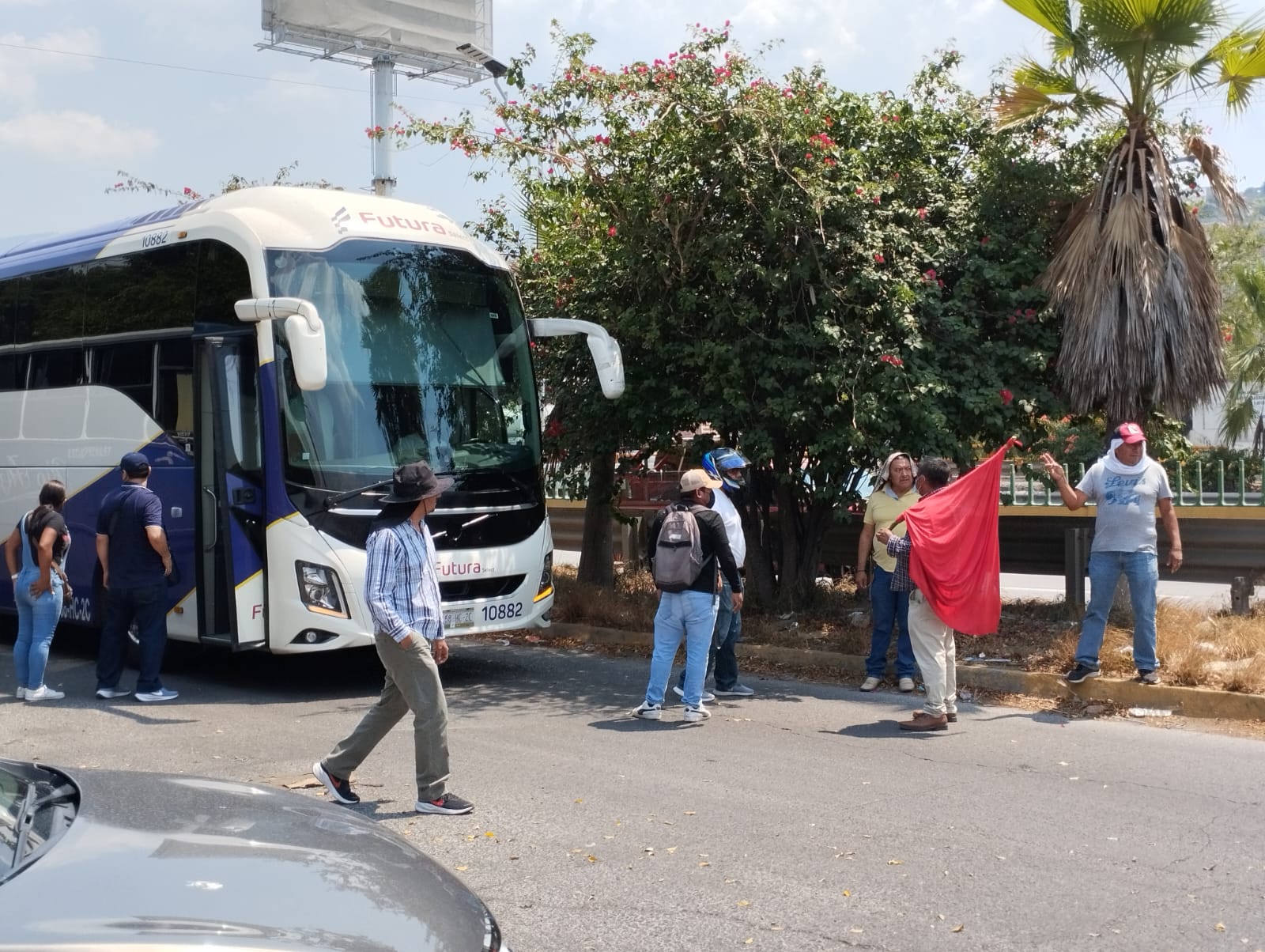 Maestros de la CETEG retienen autobuses para acudir al plantón de la CNTE en CDMX 