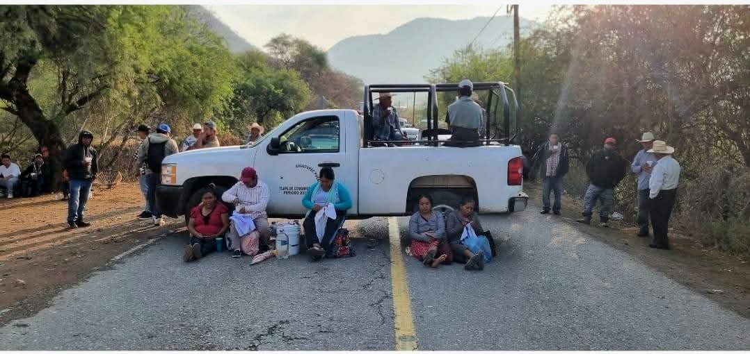 Bloquea Frente Popular de la Montaña en Tlapa las carreteras hacia Chilpancingo y Puebla 