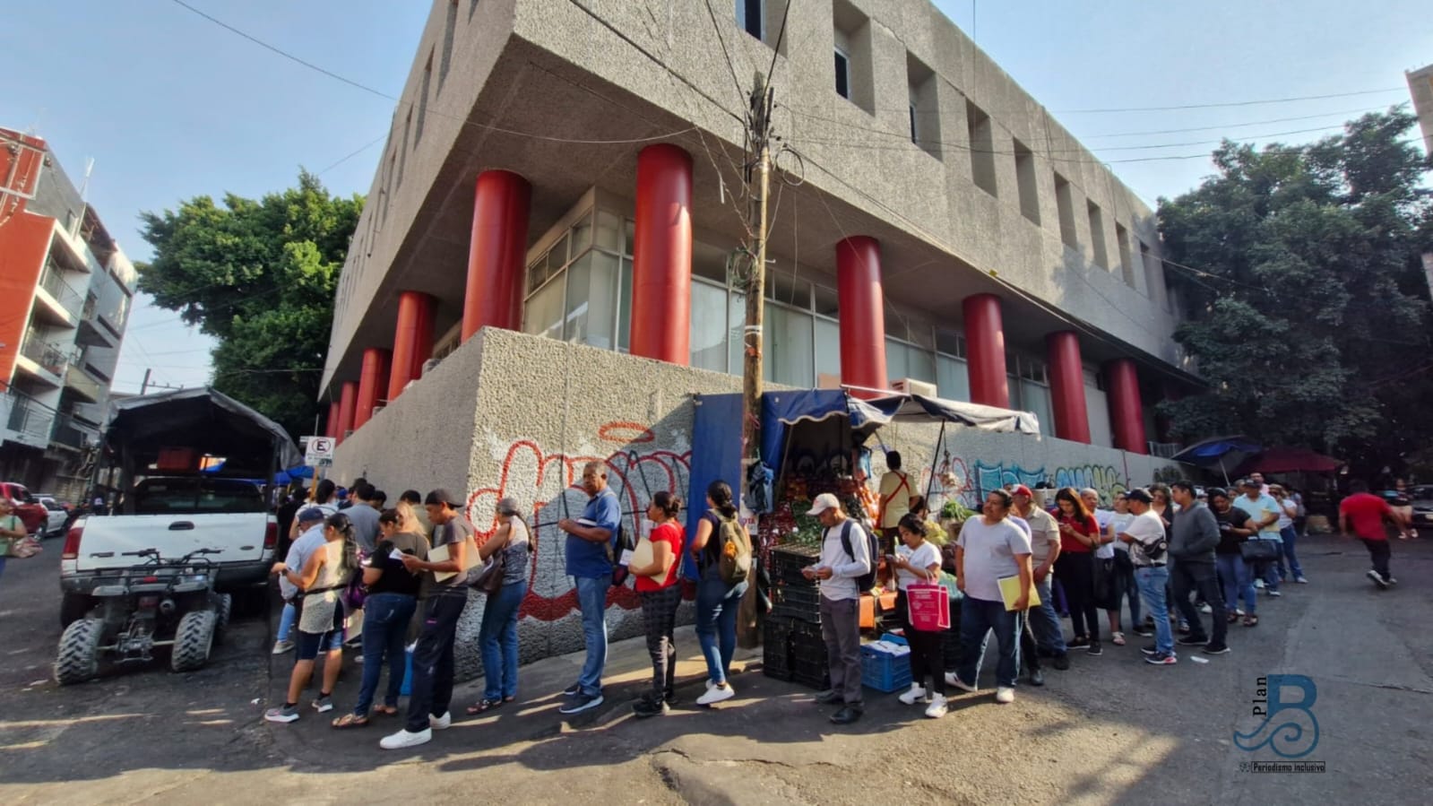 Largas filas y molestia de usuarios por falta de placas en Finanzas del Estado 