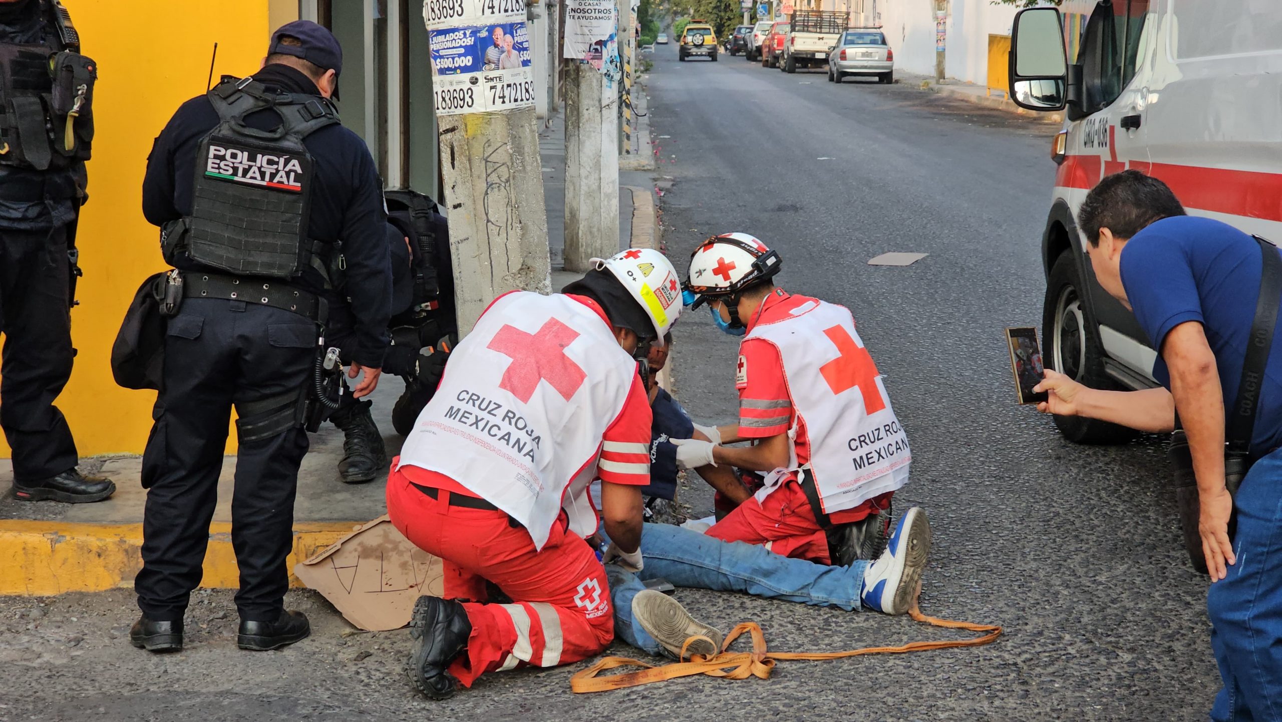 Golpean y amarran en vía pública a presunto ladrón en Chilpancingo 