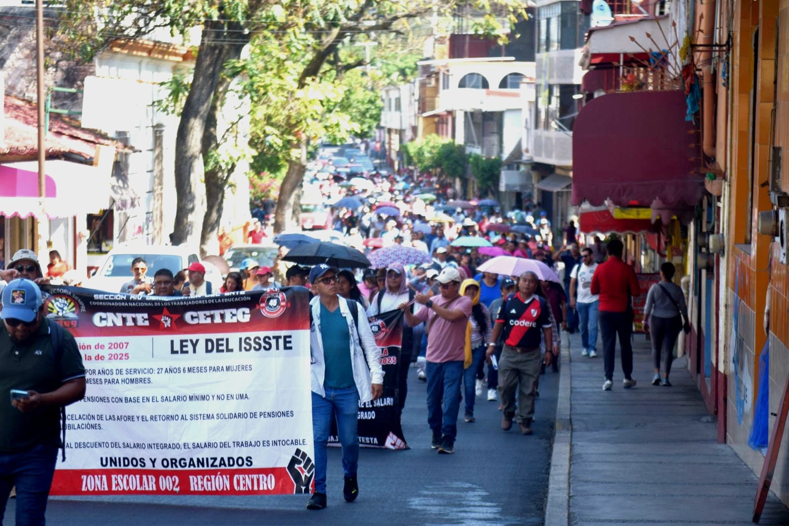 Toman cetegistas oficinas de Finanzas en Chilpancingo 