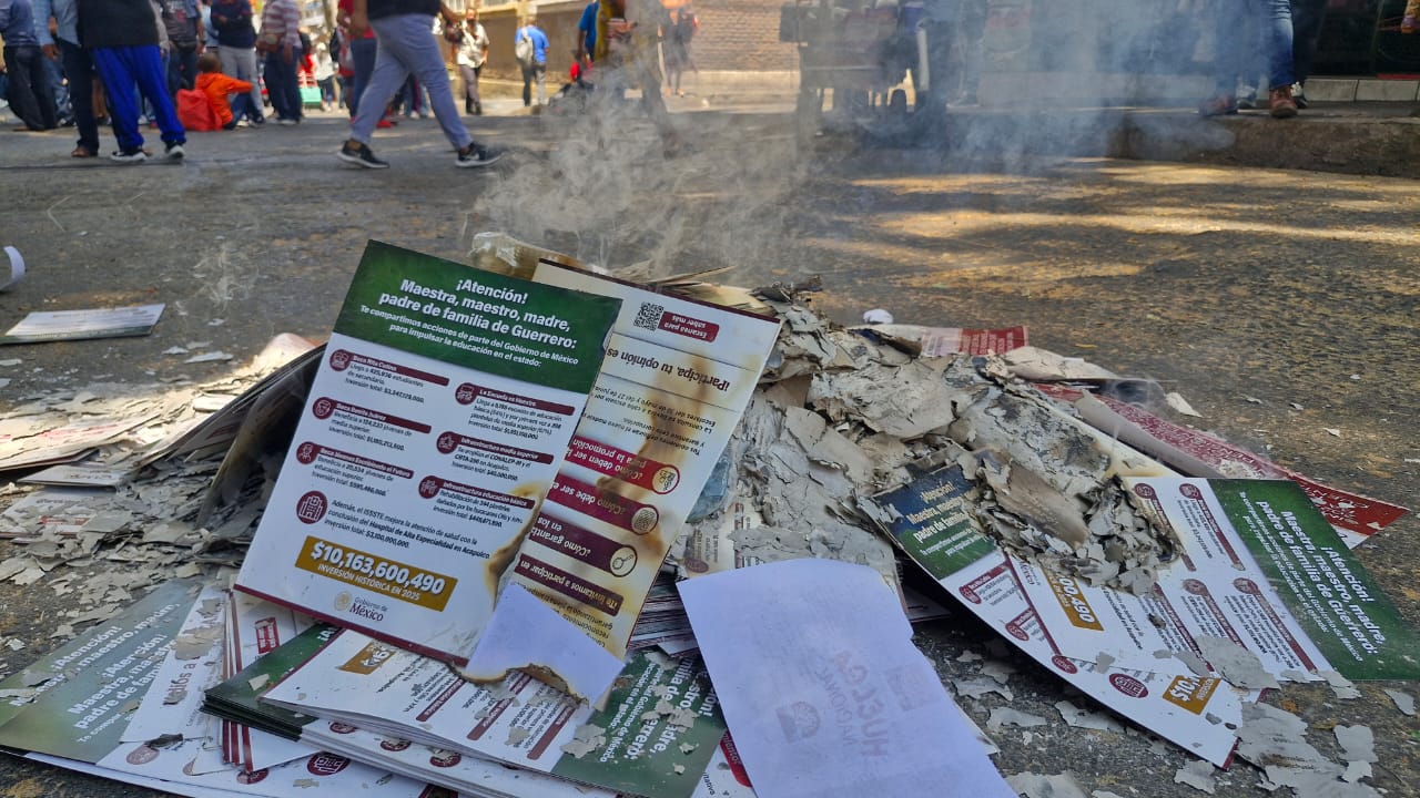 Maestros de la CETEG queman propaganda del gobierno federal frente al edificio de Finanzas 