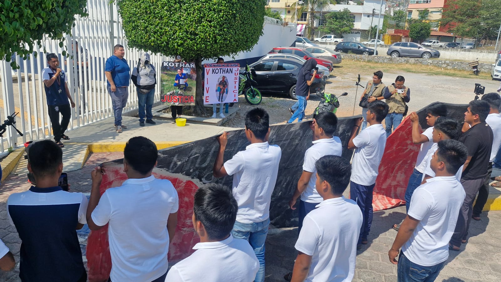 Familia y abogados de Yanqui Kothán piden en FGR pena máxima para los policías homicidas 