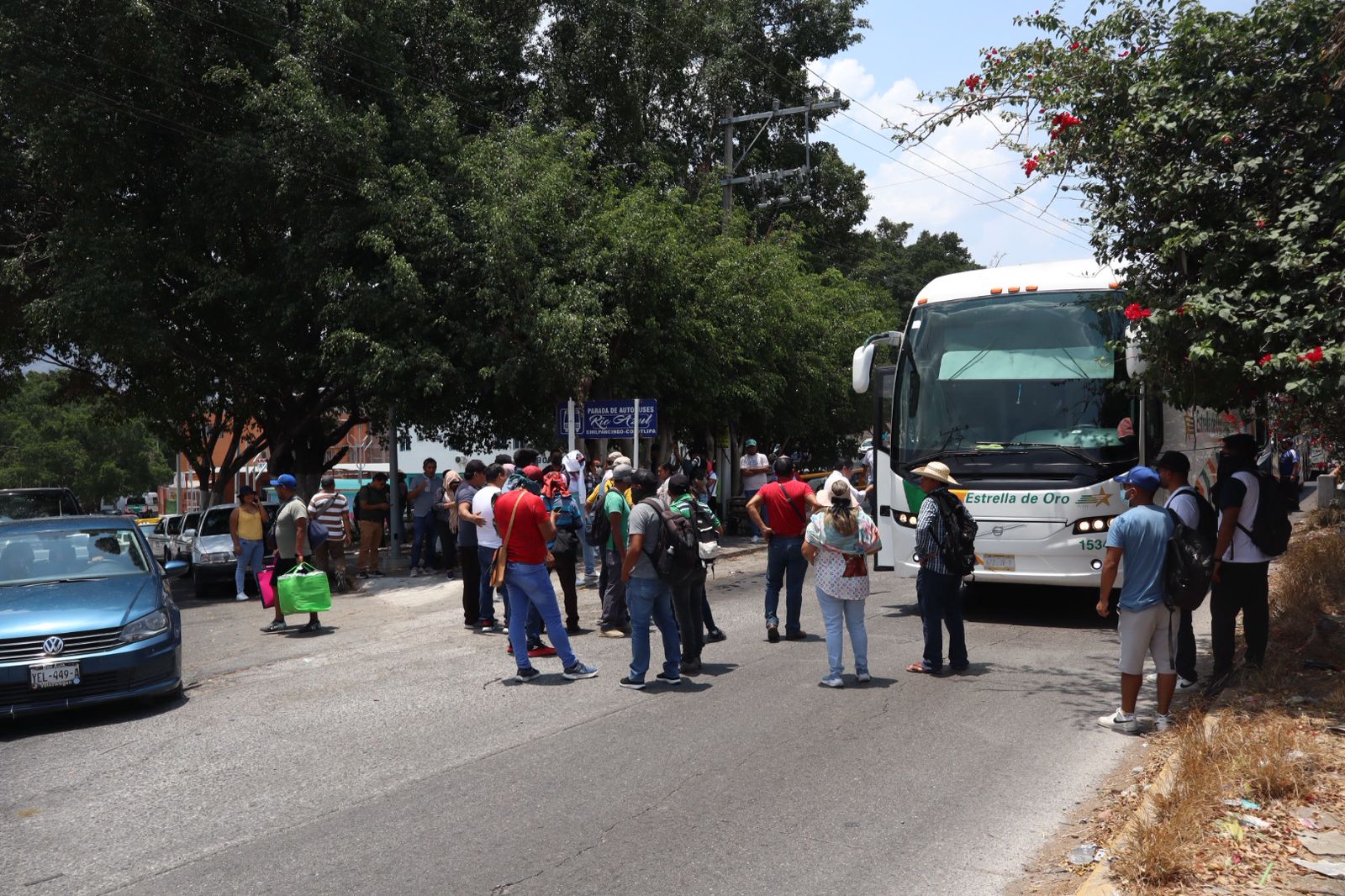Maestros de la CETEG retienen autobuses para trasladarse al plantón de CDMX 