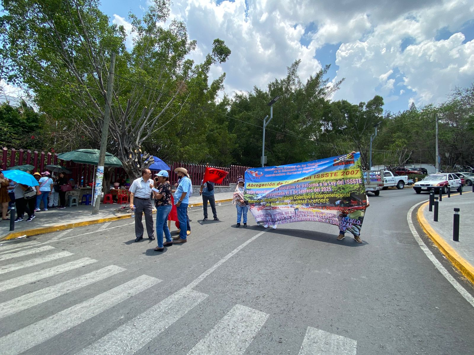 Protestan maestros de la CETEG al exterior de la clínica del ISSSTE en Chilpancingo 
