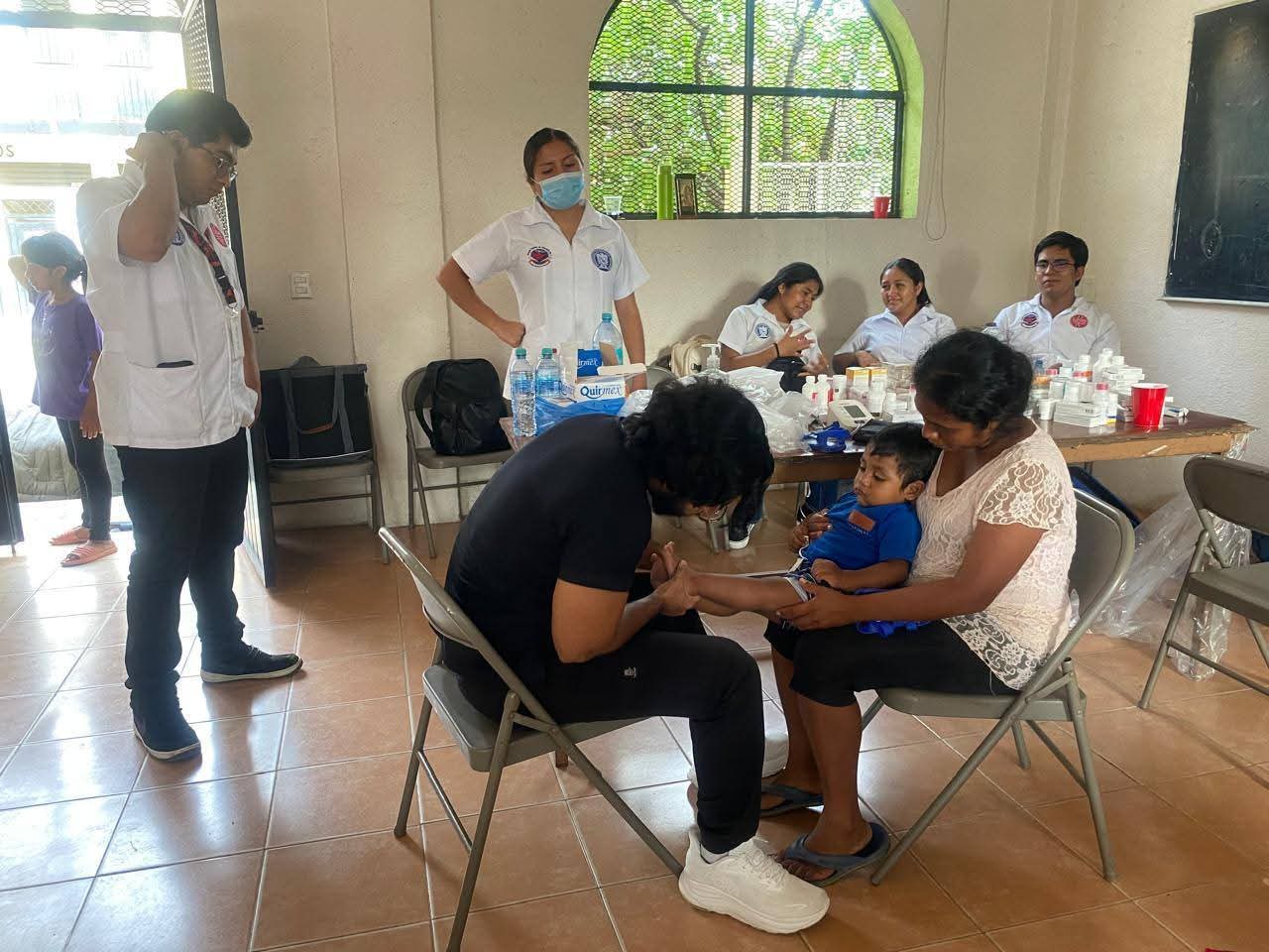 Brinda UAGro atención médica y psicológica a personas afectadas por Erick en la Costa Chica