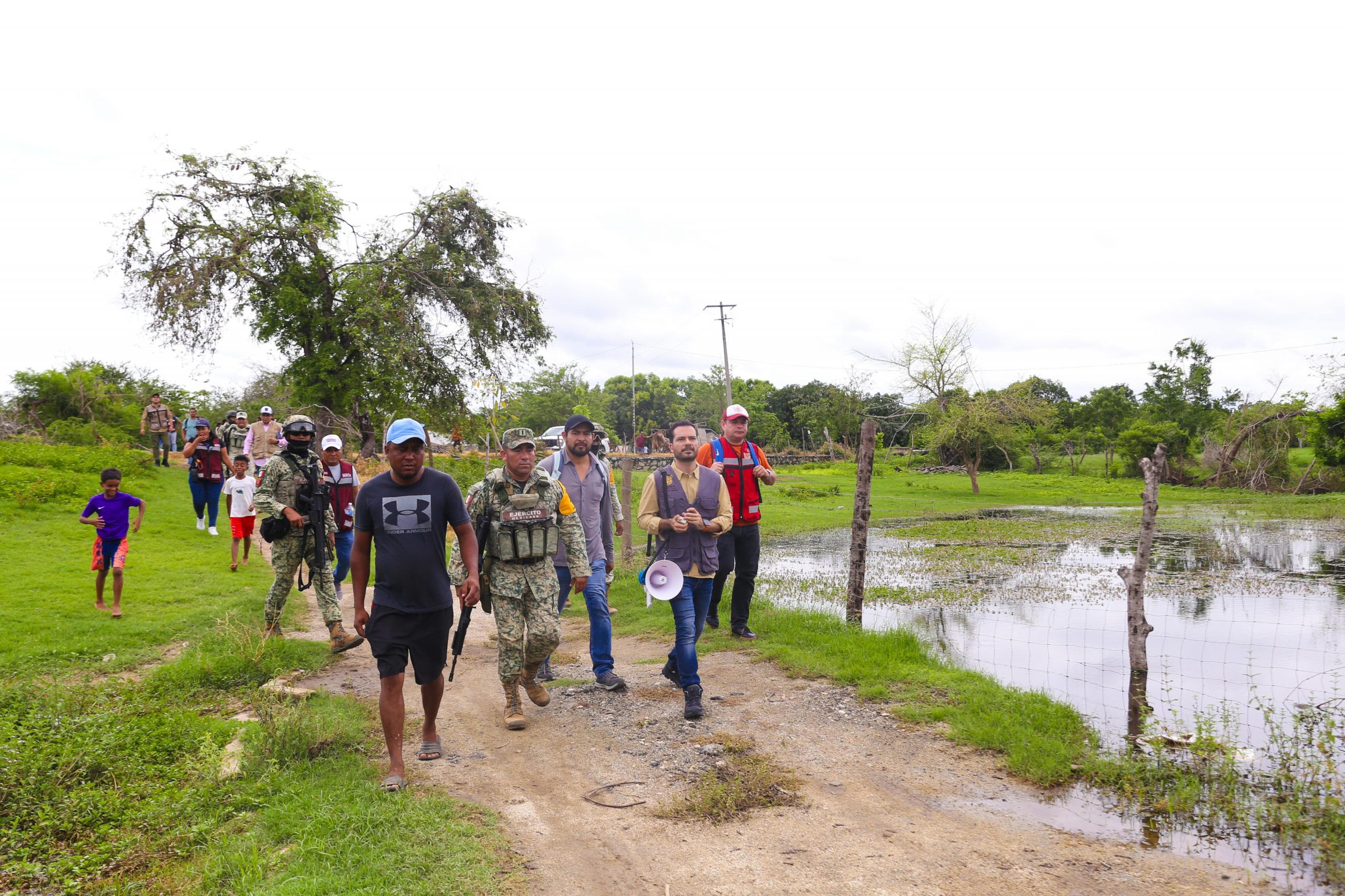 Huracán Erick deja primeros daños en municipios de Guerrero y Oaxaca