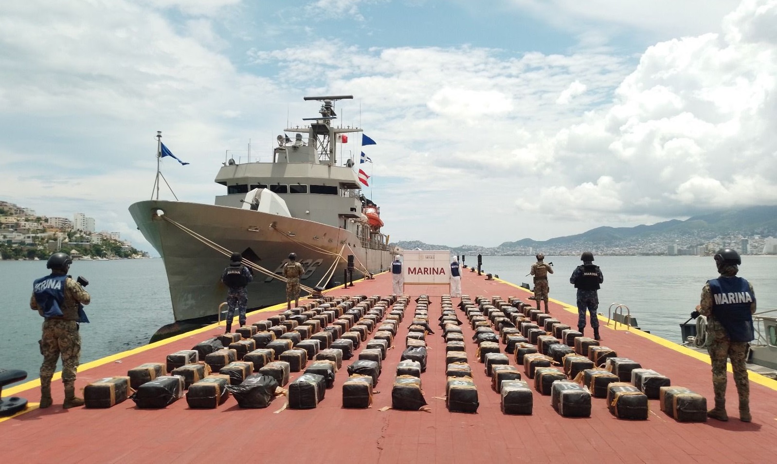 Incineran casi 3 toneladas de cocaína aseguradas por la Marina en costas de Guerrero