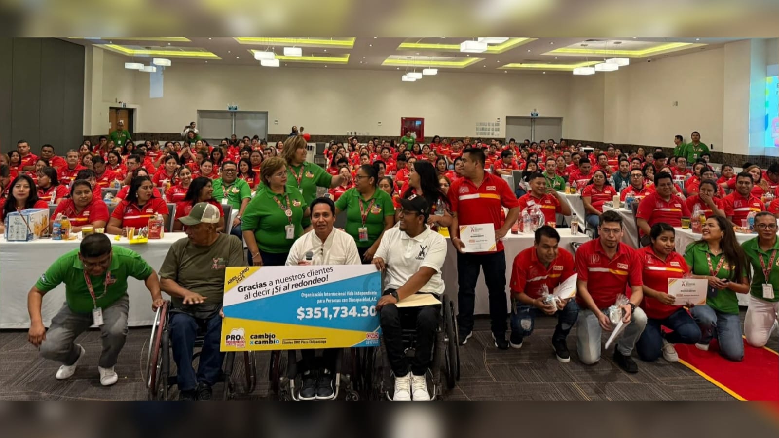 ¡Meta alcanzada! Celebra VIM participación de clientes de OXXO en redondeo por sillas de ruedas  