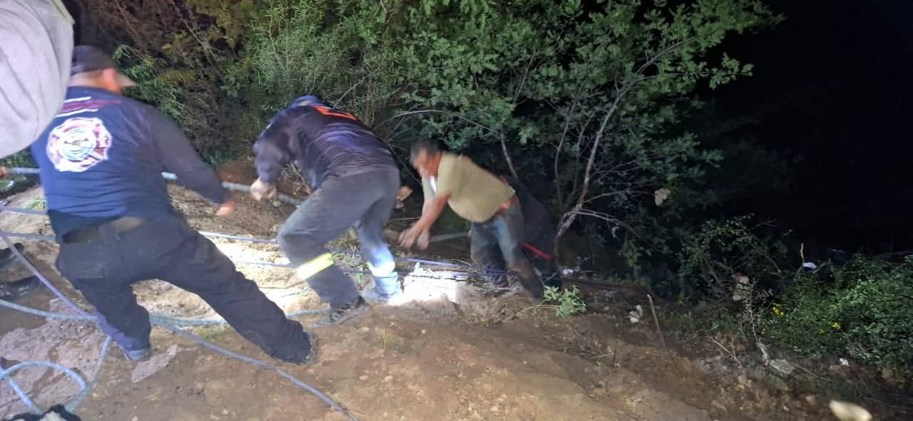 Mueren 7 personas al caer autobús a un río en el Municipio de Alpoyeca