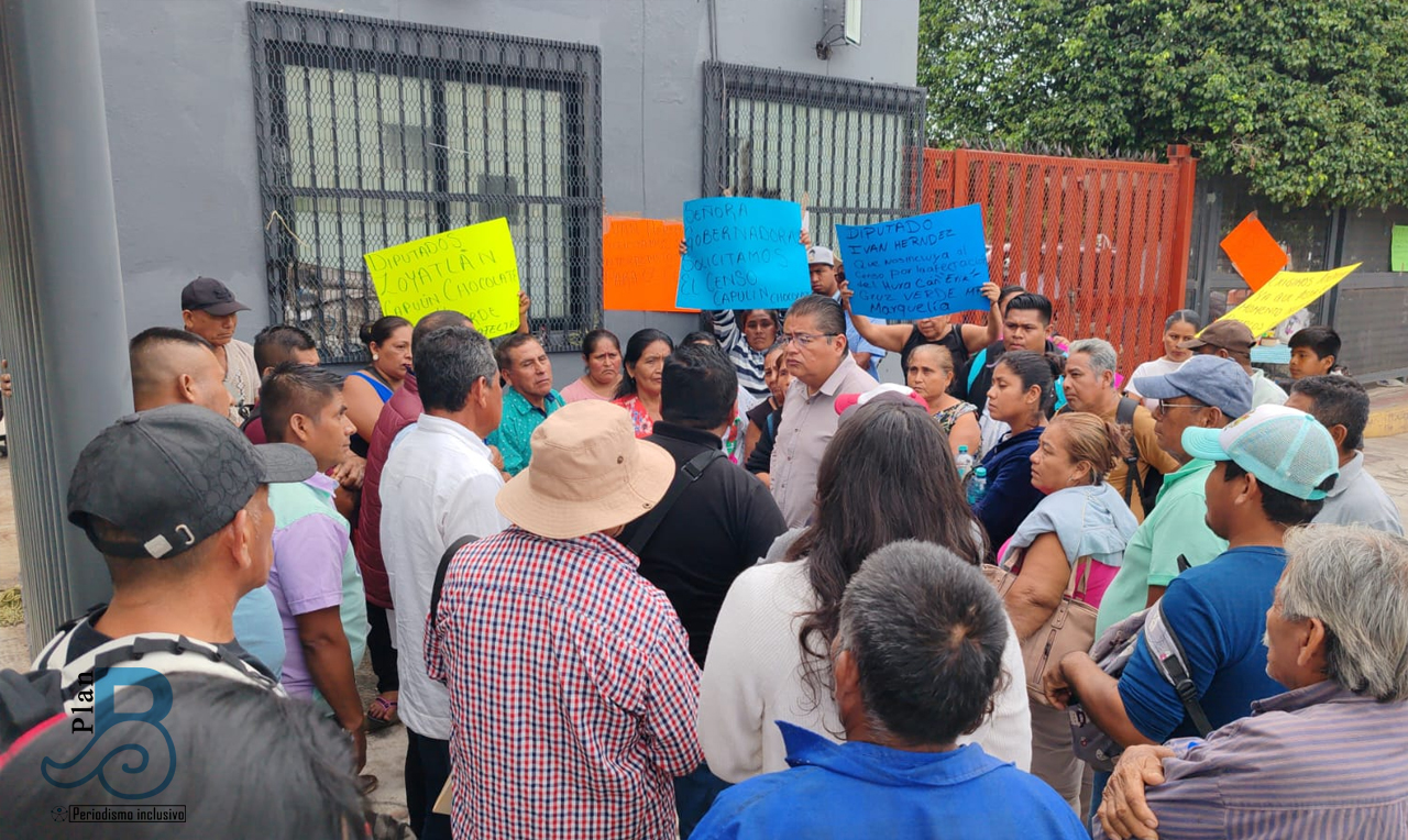 Damnificados de Marquelia por huracán Erick protestan en el Congreso del Estado por exclusión del censo