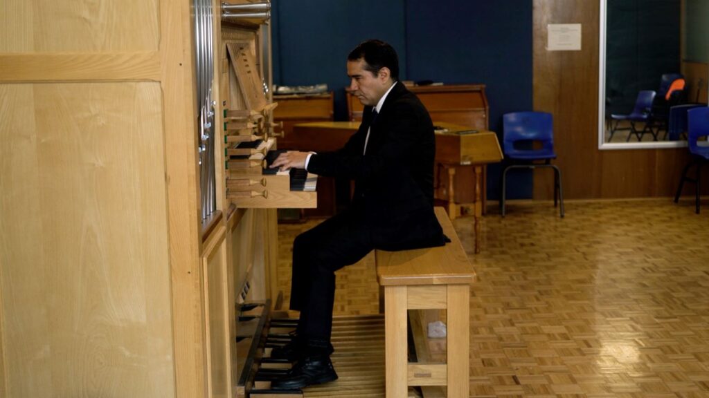 Se gradúa primer organista con discapacidad visual en la Facultad de Música de la UNAM