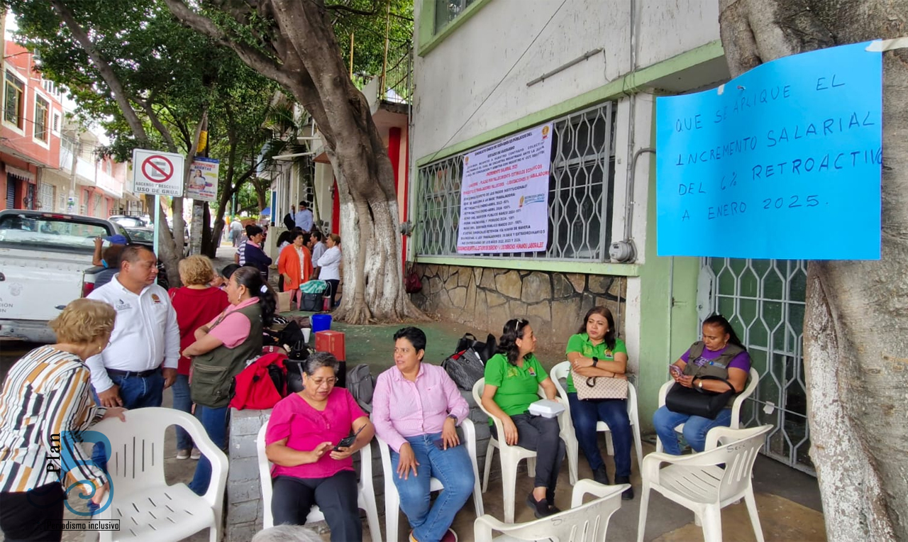 Toman trabajadores de Capach oficinas; exigen pago de bonos y equipo de trabajo
