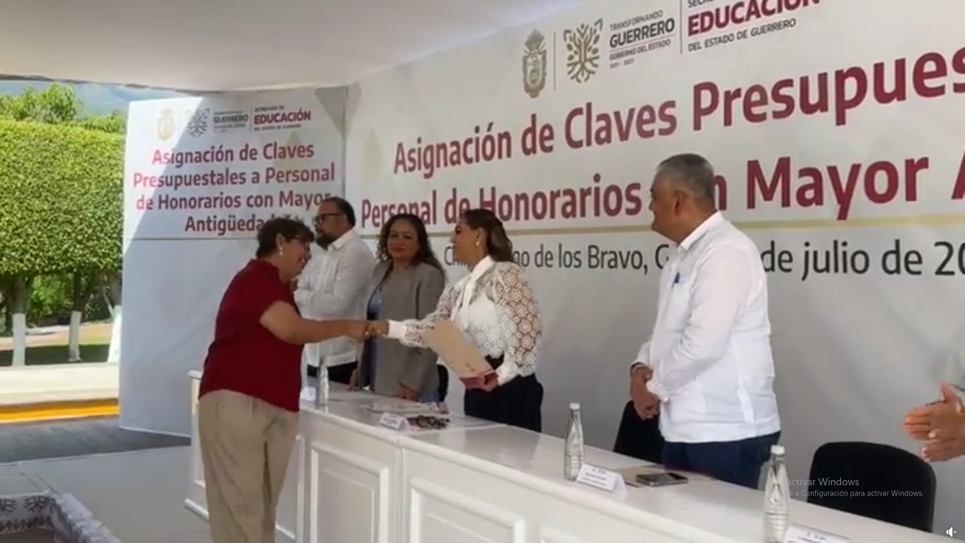 Gobierno estatal entrega 14 Plazas a trabajadores de la SEG