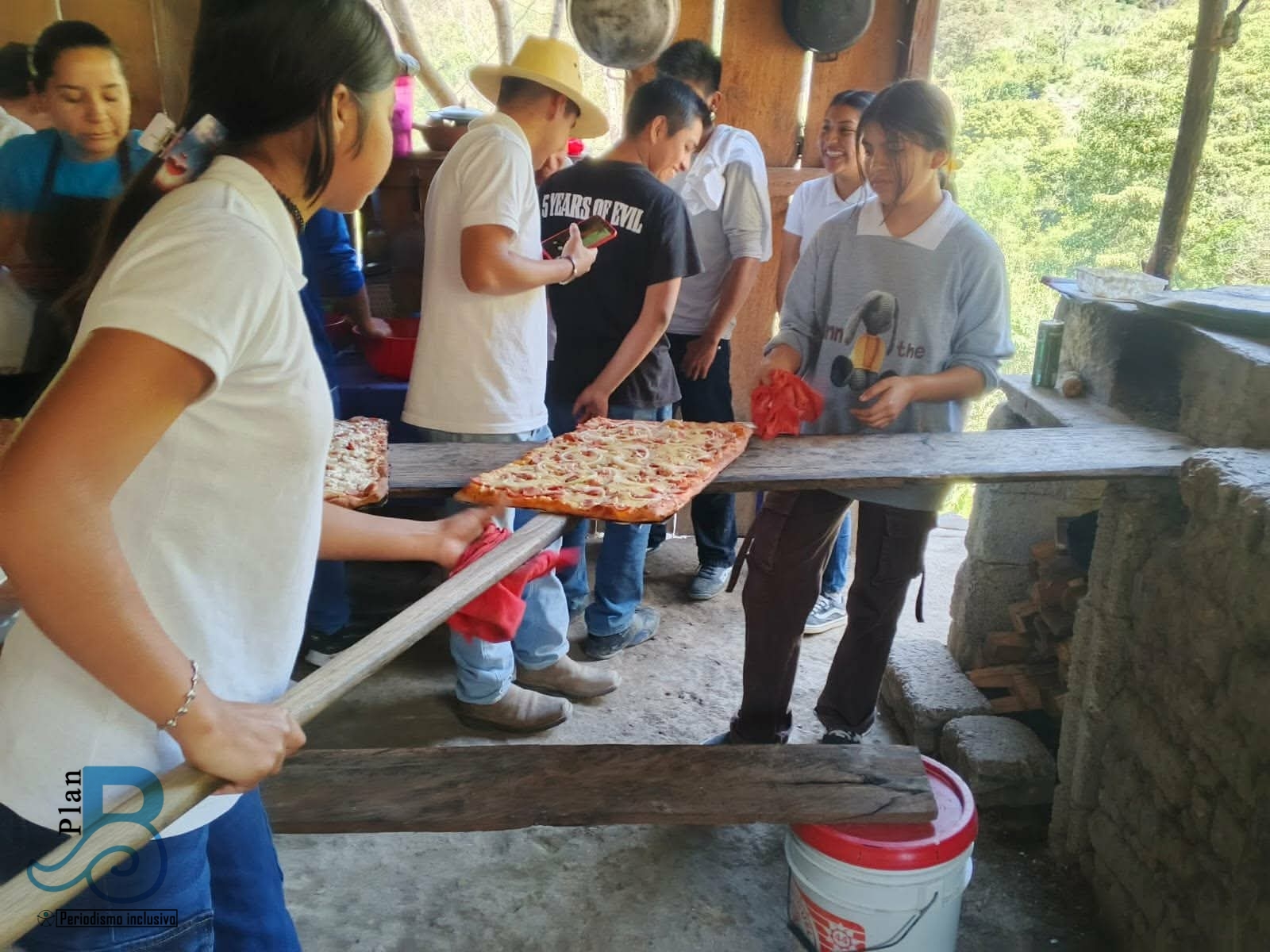 Estudiantes de Telebachillerato de Azinyahualco elaboran pizzas, para solventar viajes de estudio y festejos