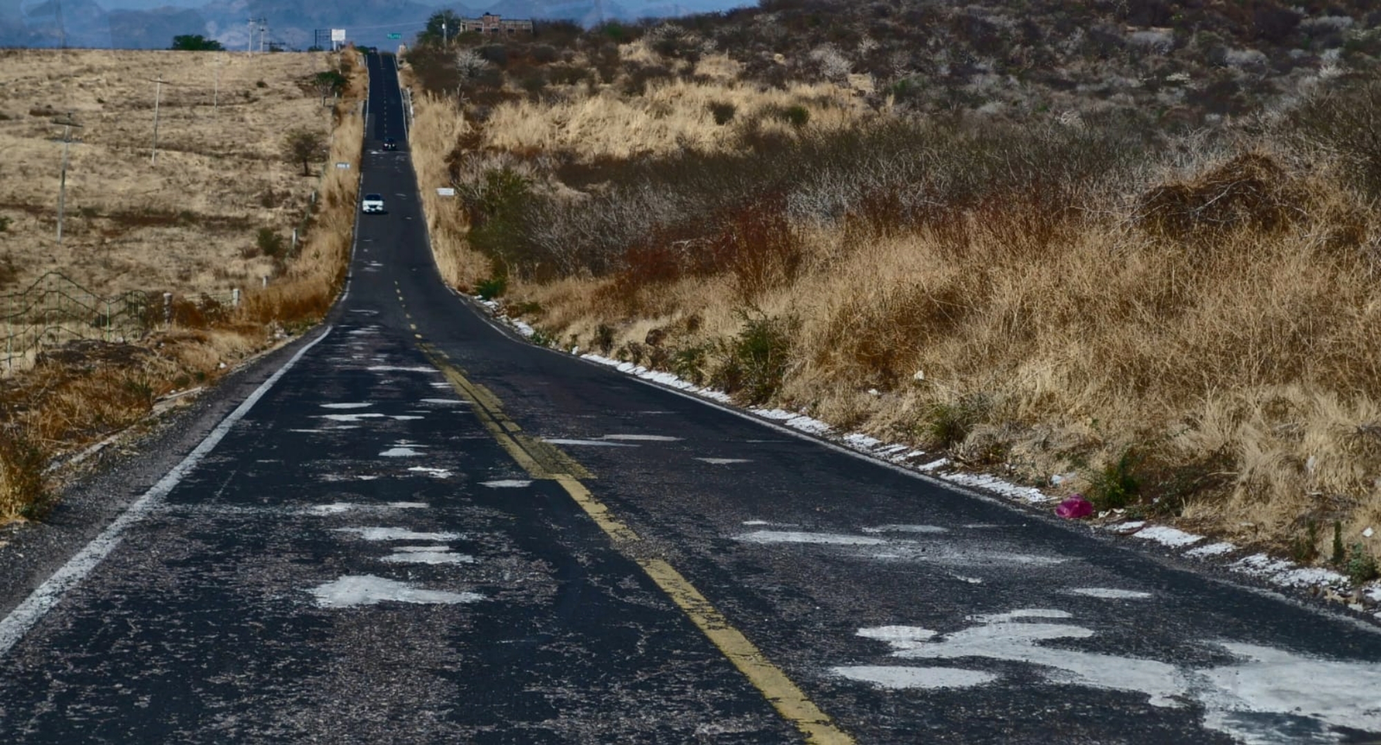 Destrozada y abandonada carretera Altamirano-Zihuatanejo