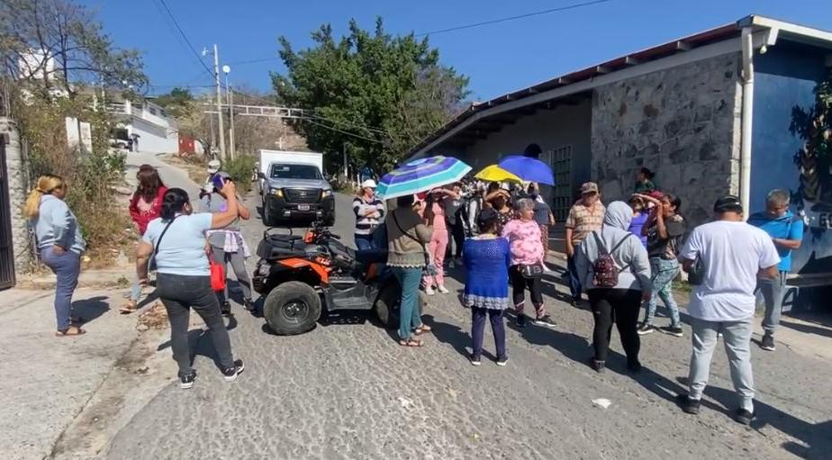 Bloquean colonos de Chilpancingo carretera hacia Amojileca para exigir servicio de agua
