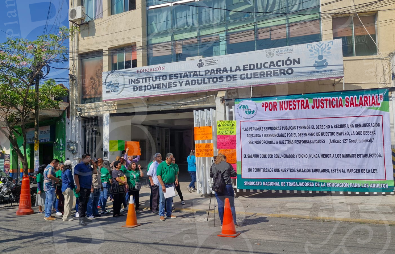 Protestan trabajadores del INEA en Chilpancingo, exigen incremento salarial del 20 por ciento