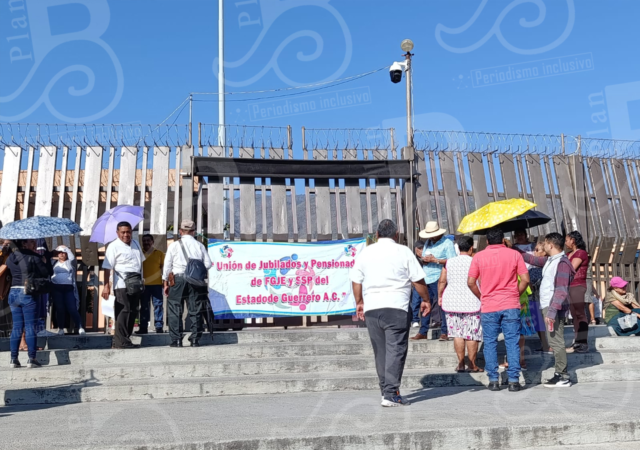 Protestan jubilados de la SSP-Gro y FGE en Palacio por retraso de pagos