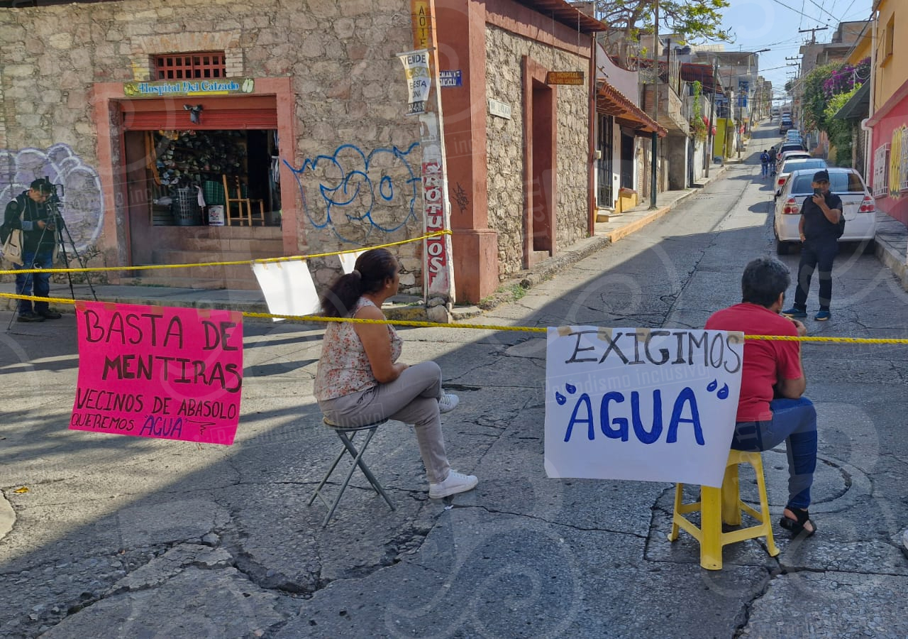 Bloquean calles vecinos del centro de Chilpancingo para exigir agua